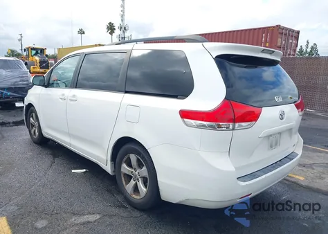 2014 Toyota Sienna Le V6 8 Passenger z USA, uszkodzony, nr VIN 5TDKK3DC4ES489483